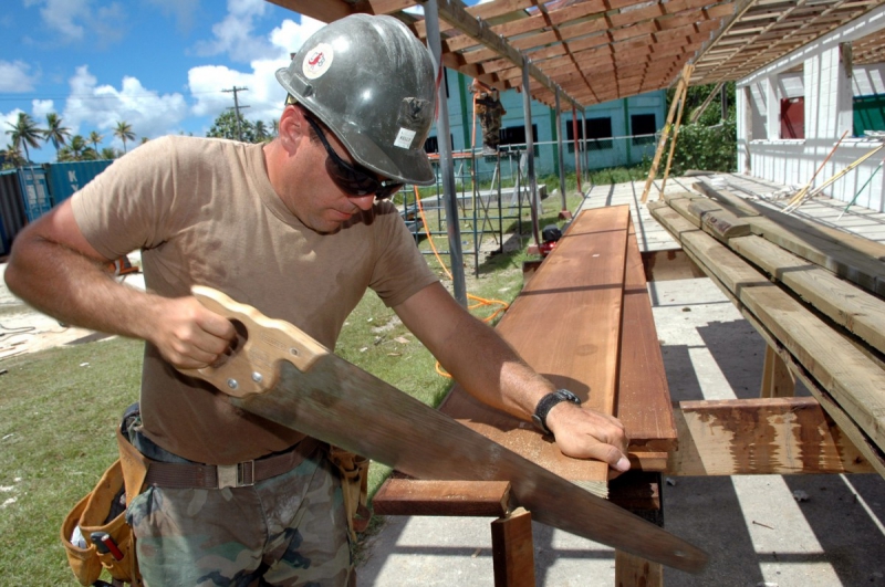 ebeniste-MONTFERRAT-min_worker_construction_building_carpenter_male_job_build_helmet-893290